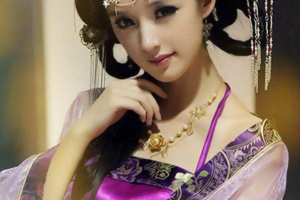 Have you met anyone you know? Liu Ziyan bought fish and meat and came over.